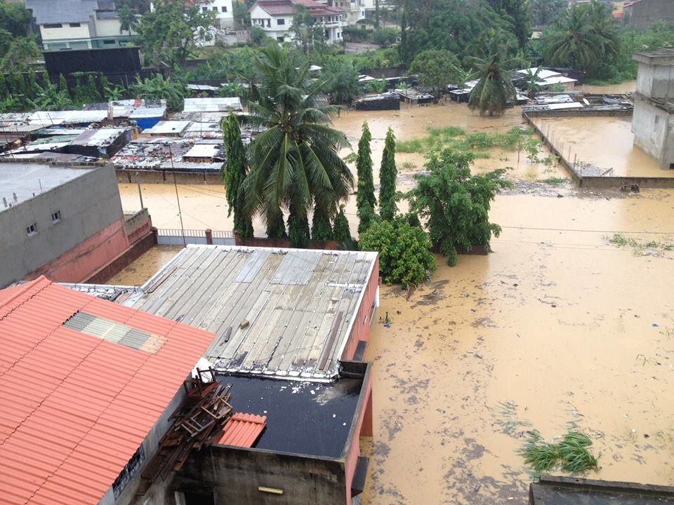 Quelques photos illustrant les dégâts des eaux à Abidjan dans le quartier de la Riviera Palmerais...suite à la pluie de la nuit du 09 au 10 juin 2014.