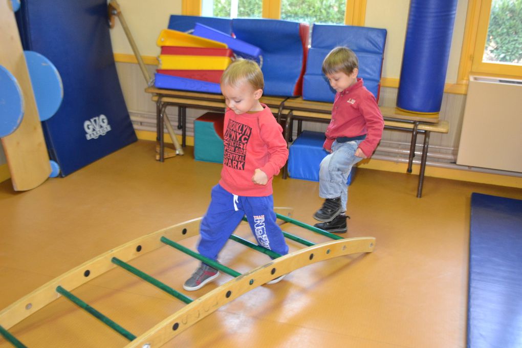 Depuis la rentrée, nous bénéficions du matériel Educ'Gym de la SCOL. Nous rampons, grimpons, marchons en équilibre, sautons, passons par dessus par dessous...