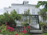 La villa Schoelcher côté jardin et façade rue en 2012, 2017 et 2023
