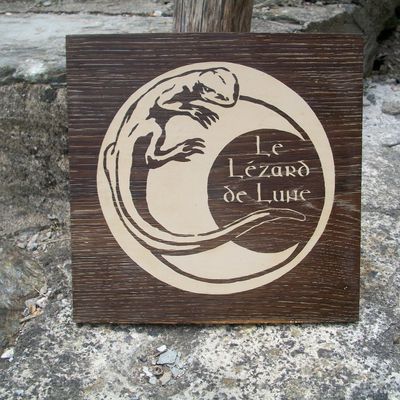 Wood sign "the moon lizard"