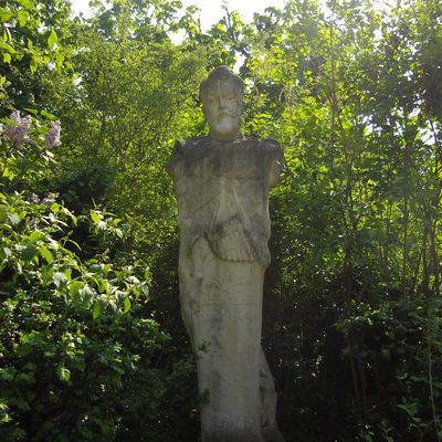 Monument à Gabriel Vicaire (1848-1900), écrivain et poète français par Jean-Antonin Injalbert (1845-1933), 1902.