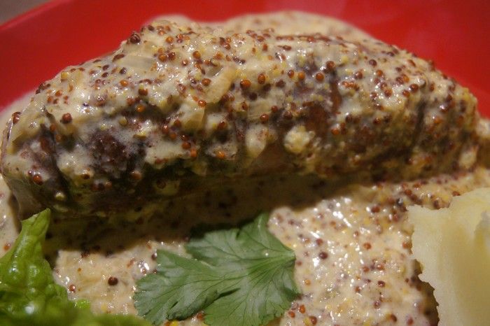 Gros plan de l'andouillette sauce moutarde et vin blanc