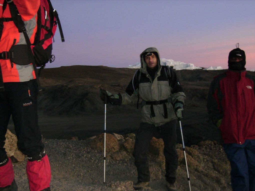 Ascension du Kilimanjaro.
Arrivée au sommet le 1er janvier 2009 au levé du jour. 5895 mètres