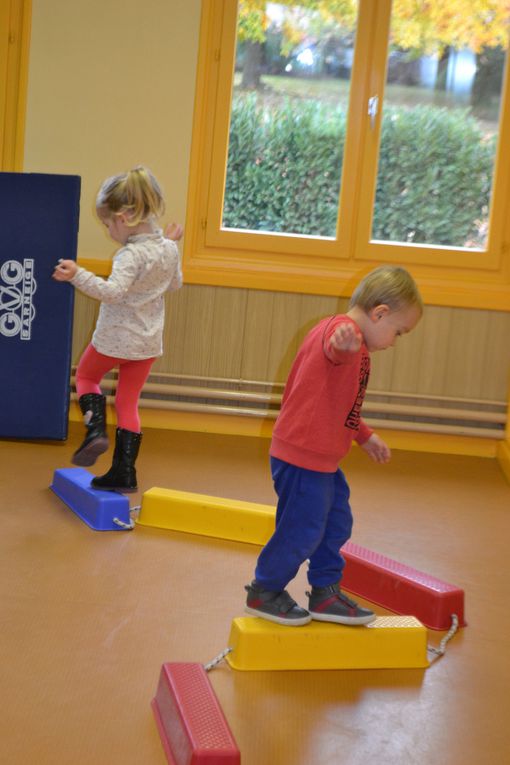 Depuis la rentrée, nous bénéficions du matériel Educ'Gym de la SCOL. Nous rampons, grimpons, marchons en équilibre, sautons, passons par dessus par dessous...