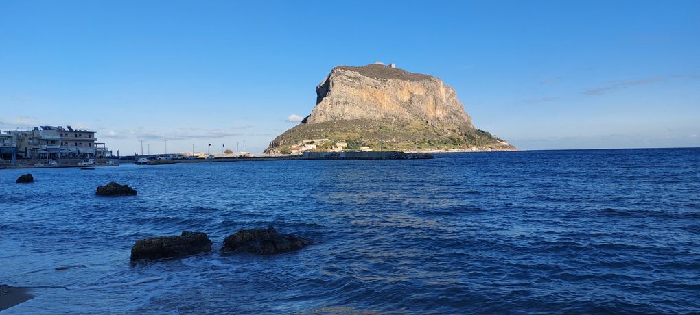 Paris, Athènes, Lamia, Metéores,Ionnina,  Arta, Patra, tour du Péloponèse par la côte, Corinthe, Athènes, Paris