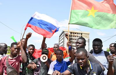 Au Burkina Faso, des centaines de manifestants protestent devant l'ambassade des États-Unis