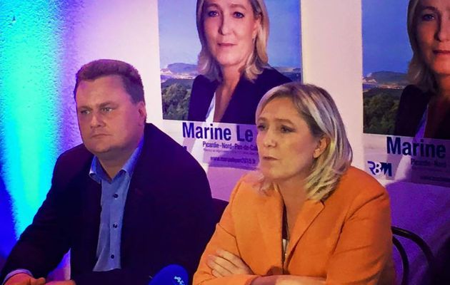 Marine Le Pen tient en ce moment une conférence de presse à Calais dans le cadre de la campagne des élections régionales en Nord-Pas-de-Calais - Picardie.