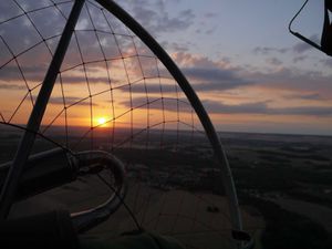 Saurez-vous reconnaitre quel côté appartient à quel pilote ? A vous de jouer ! J'attends vos propositions.