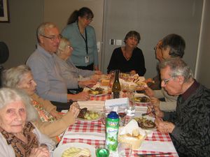 REPAS festif dans la salle "Place des fêtes" avec les familles, résidents et personnel