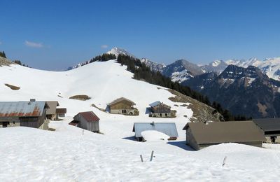 Haute-Savoie - Plateau des Glières : Maison du plateau - ND des Neiges - Chalet des Auges - Maison du plateau (en boucle)
