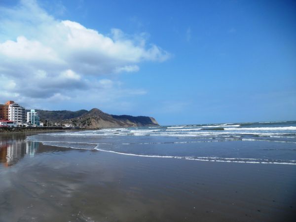 Vue du condo à partir de la plage (le blanc et turquoise) et du bon temps au bord de la mer, incluant une partie de Ninja