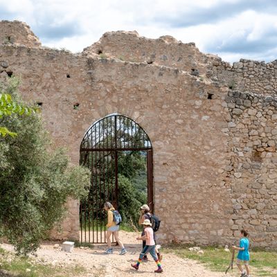 Le Castellas de Montpeyroux dans l'Hérault, une imposante enceinte médiévale.