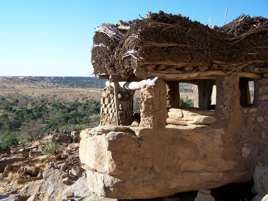 Troisième et dernier voyage dans ce pays Dogon que j'aime temps, ... le tourisme se développe, les gens du pied de la falaise sont intéressés ... il est temps de se souvenir.