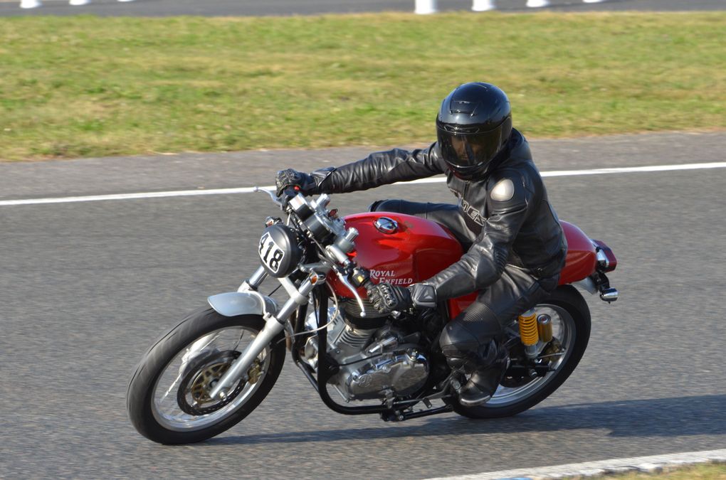 Trophees Jumeaux-2014
Démonstration motos et side-car ancien sur piste à Carole