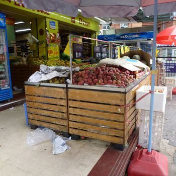 Fruits et légumes dans le marché au bord du trottoir