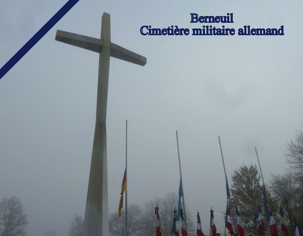 Avec nos amis allemands, adversaires de la dernière...... Berneuil, jour des morts allemands. Cimetière militaire avec plus de 9000 corps... HOMMAGE ET APPEL VERS LA PAIX (remarque: Aucun militaire, astérie photo *, sur le site de la cérémonie et tous les drapeaux en berne). quittons Monsieur le Consul d'Allemagne, en poste à Bordeaux, Wilfried Krug, pour nous rendre aux marches du palais de justice de Saintes. Sachez aussi que ce dimanche soir à 18 h 30 l'église St Pallais a sonné le glas...... 