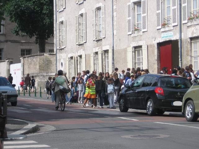 Devant le lycée Sainte-Marie, au moment de la sortie des écoles !