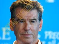 Pierce Brosnan répond à nos questions. Il est 14h30.