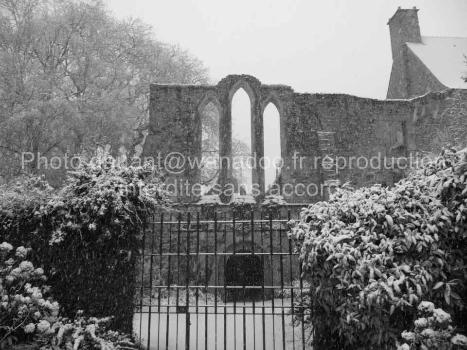 L'abbaye de Beauport le 1er décembre 2010 sous la neige. Mais les plus grosses chutes étaient encore à venir...