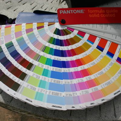 Nuancier pantone : qu'est-ce qu'un nuancier pantone et comment s'en servir ? (guide pratique)