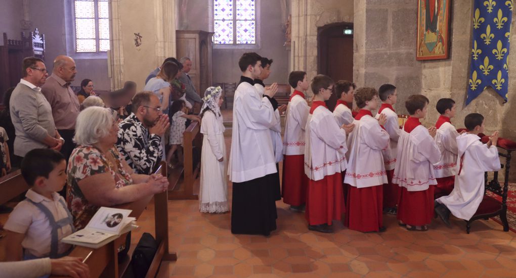 Première communion de Chloé au cours de la messe du 7e dimanche de Pâques avant la Pentecôte.