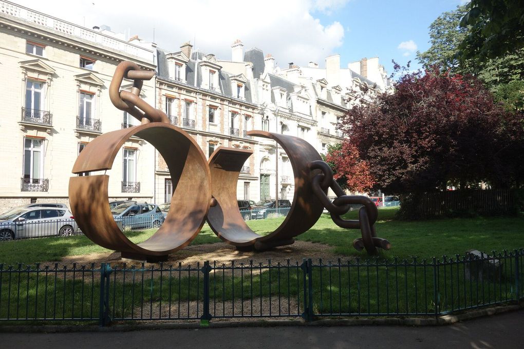 Praça do Général Catroux, no XVII° arrondissement em Paris. Ao lado da estátua de Alexandre Dumas, escritor francês mulato (nascido de um pai originário de Santo Domingo, general durante a Revolução francês), o jardim Solitude foi inaugurado pela presidente da Câmara municipal de Paris Anne Hidalgo em 26 de Setembro de 2020, num lugar que simboliza o fim da escravidão. O nome refere-se à Mulâtresse Solitude, figura da resistência na Guadeloupe quando foi restaurada a escravidão em 1802. Um monumento a representando é suposto ser erguido ai desde então, para tornar-se a primeira estátua de mulher negra na capital francesa.