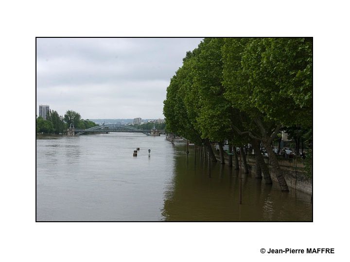 Une découverte inhabituelle de la Seine et de ses rives inondées entre le pont neuf et la Tour Eiffel.