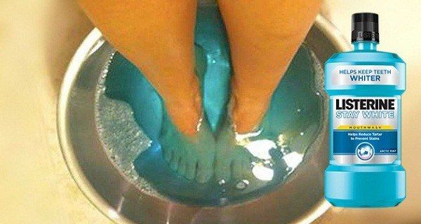 Elle a trempé ses pieds dans du bain de bouche - Découvrez pourquoi!