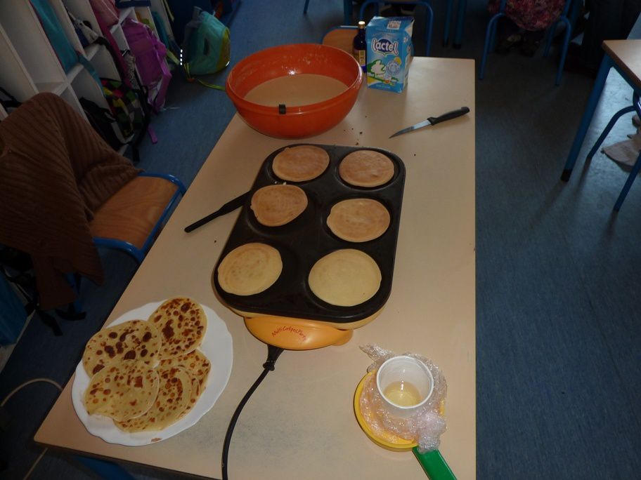 Les maternelles ont eu un spectacle a Ste Marie, et ont fait des crêpes...