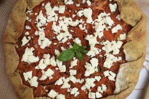 Tarte rustique tomates feta et sa pâte au tahin