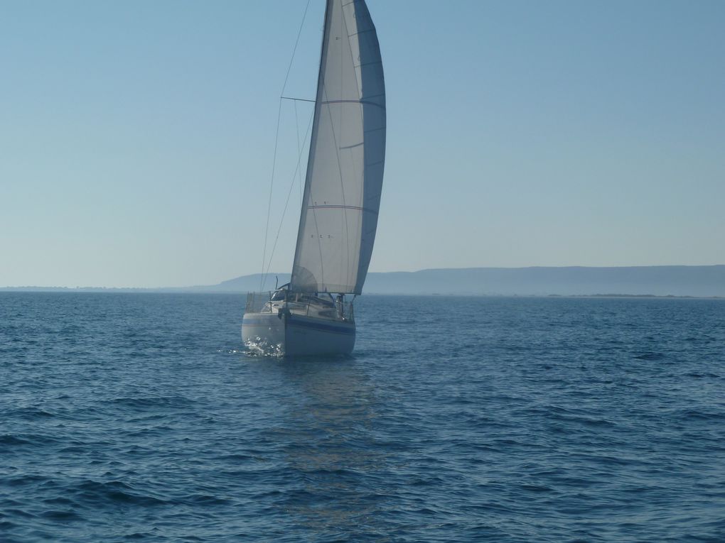 Photos prises en mer par un pote,
depuis un autre voilier.