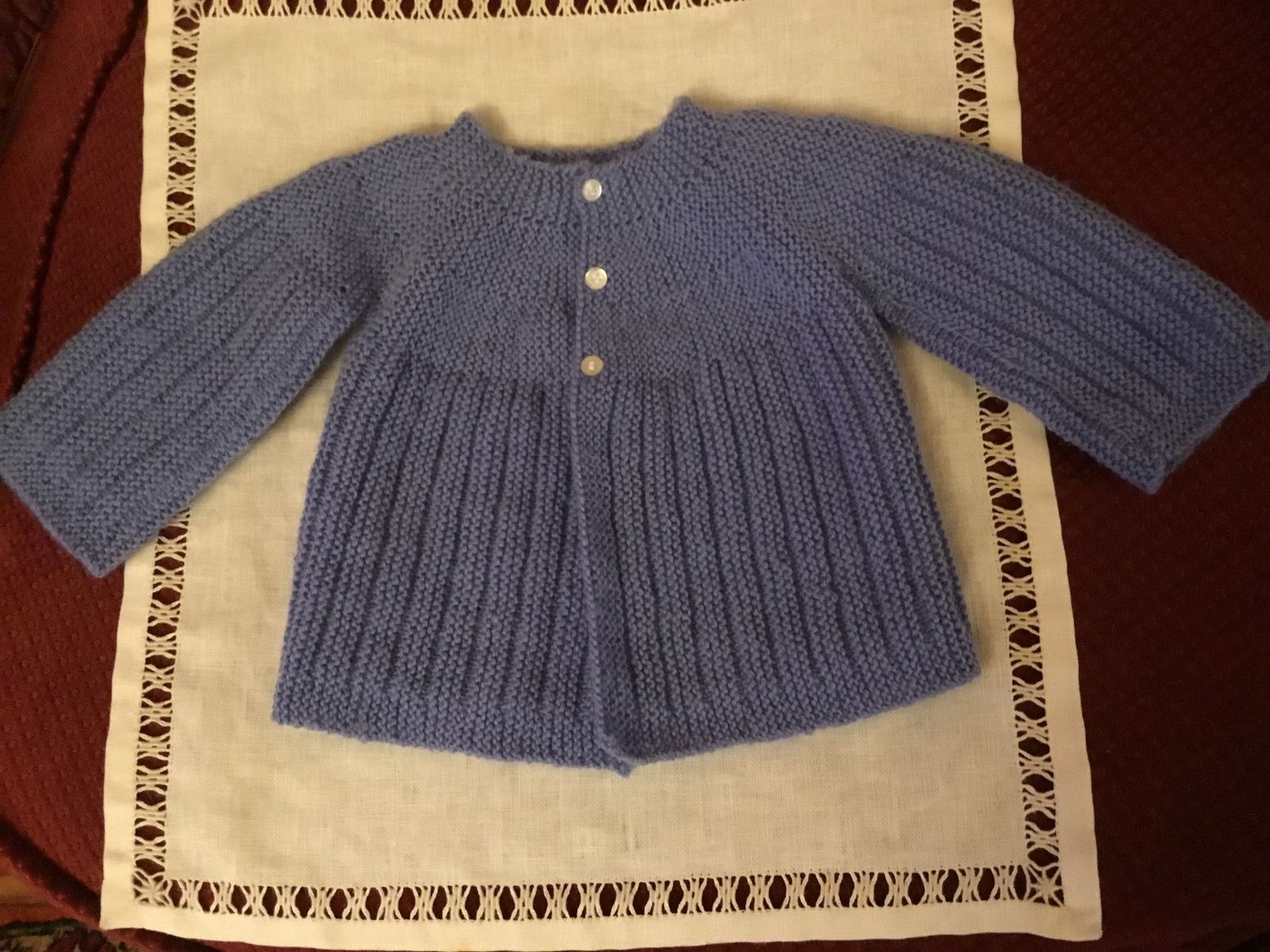 brassière ou petit gilet taille 6-9 mois tricotée