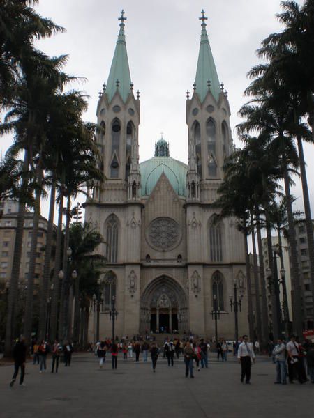 Folle métropole : São Paulo avec ses quelques poumons verts et son artère célèbre, son marché couvert, ses musées d'art et son histoire...