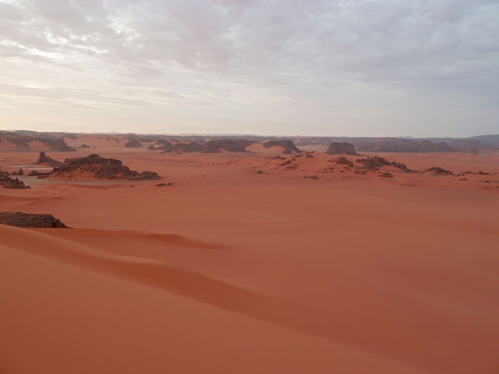 TREK D'UNE SEMAINE DANS LE MASSIF DE LA TADRART - DEFILEMENT DES COULEURS - SAHARA ALGERIEN - SUD EST (NOVEMBRE 2010)