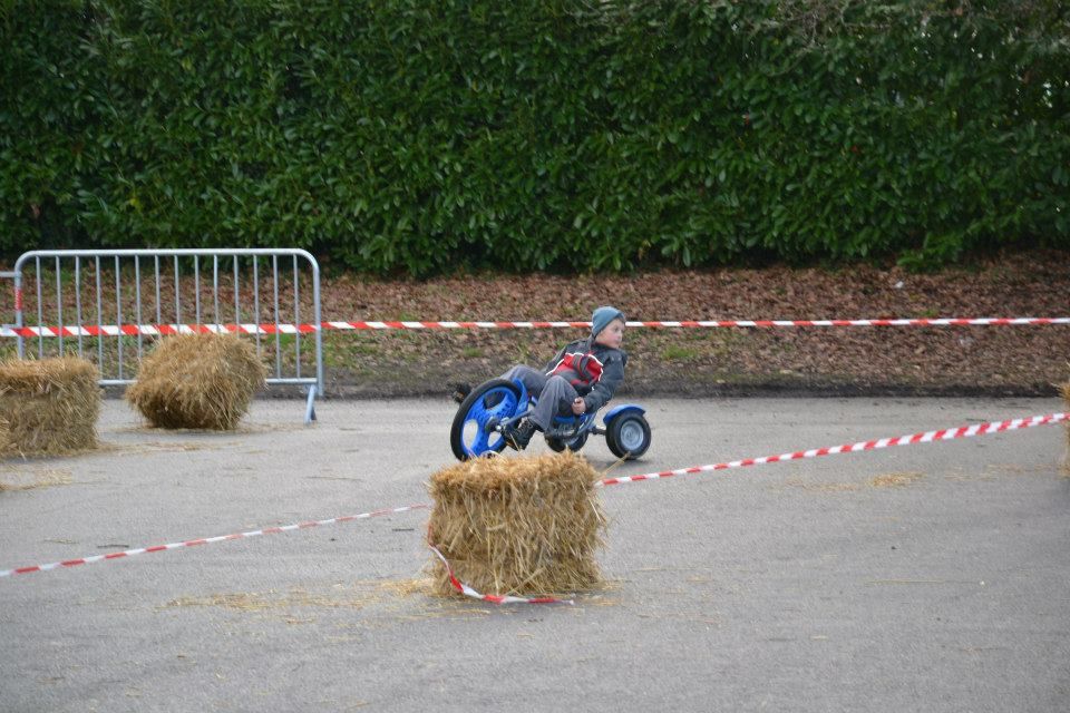 Balade en matinée vers le château de Venteuil et son histoire avec la famille de Jussieu.
Retour vers 12h pour déjeuner sous la tente de "Jouarre en fête", au menu choucroute.
En après-midi visite du marché de Noël, sur la Grande Place de jo