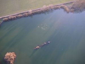 Voici en détails ces quelques étangs que Christophe survole. Des canards (?) sillonnent la surface de l'eau (contributions de Christophe)