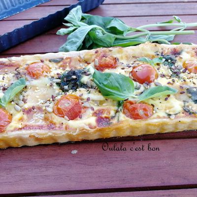 Tarte à la tomate, fromage de chèvre, pousses d'épinards ou tarte méditerranéenne 