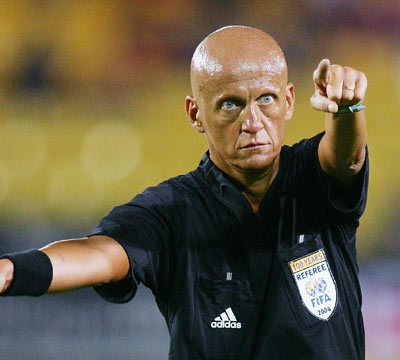 COUP DE SIFFLET : POURQUOI L’ARBITRE S’HABILLE SOUVENT EN NOIR ?