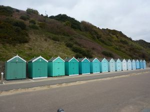 Les cabines de plage.. De toutes les couleurs et de tous les styles! / En estas casitas, la gente suele guardar todo lo que necesita para ir a la playa (toallas, juegos para los niños, estufa para cocinar...)