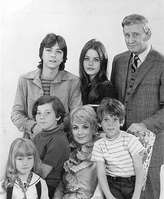the partridge family, une comédie musicale américaine, une série sitcom mettant en vedette shirley jones et david cassidy