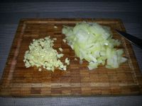 1 - Réunir vos ingrédients. Nettoyer, laver et éponger les calamars. Faire chauffer dans une casserole du lait et le verser bouillant sur la mie de pain émiettée. Bien écraser et malaxer à la fourchette. Peler, hacher l'oignon et l'ail, en réserver une moitié de chaque pour la suite de la recette. Découper le jambon cru en petits morceaux, en garder 2 tranches sans les découper pour la décoration.