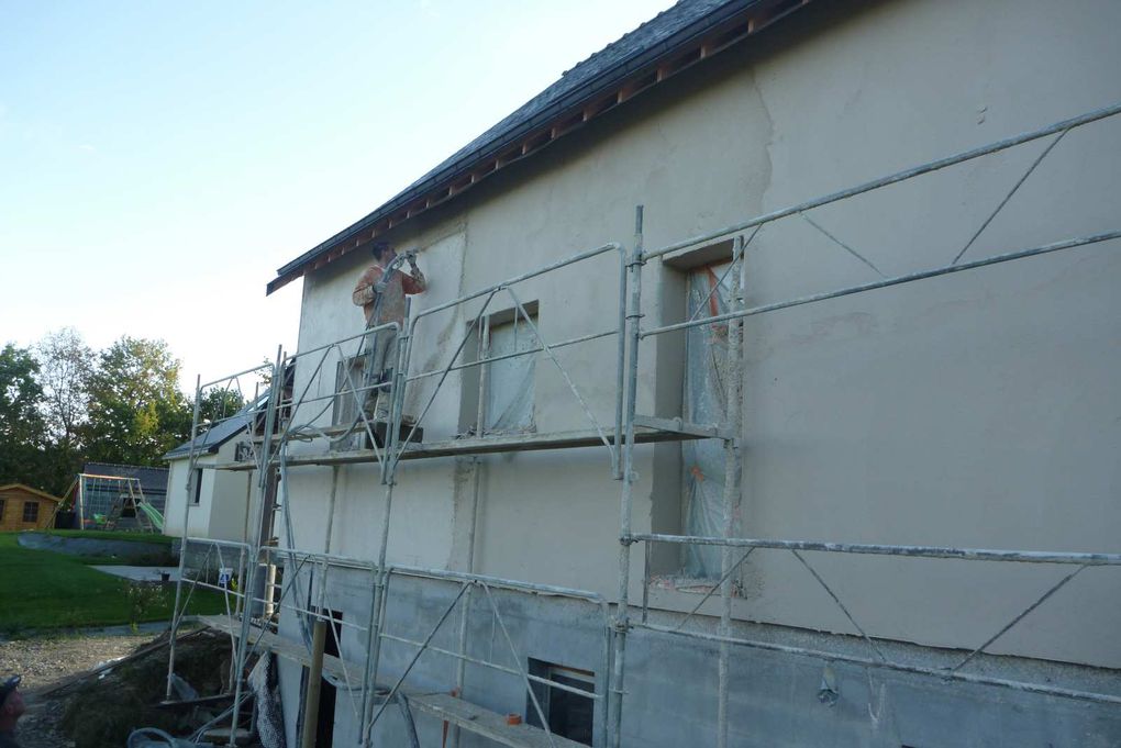 La structure de la maison , les murs en composite bois-ciment