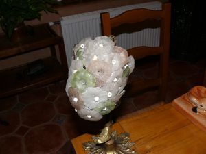 lampe avec globe en fleur en verre ; 37 de haut                                                             vendu