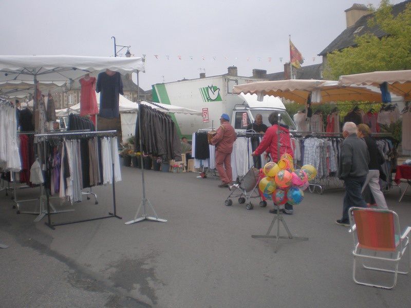 Los lunes por la mañana es el mercado de Guerlesquin, un pueblo típico de Bretaña...