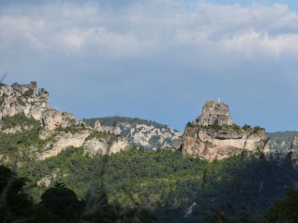 Pause avant l'arrivée, la terrasse du gîte, les chambres en haut, la salle de restaurant, le Tarn,la vue depuis le gîte,