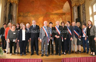 Les nouveaux arrivants de l'AVF à Toulouse sont reçus par le Maire Jean-Luc Moudenc au Capitole, 5 mai 2015.