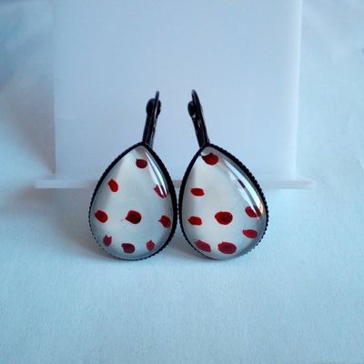 Verre peint par artiste,dormeuses laiton noir cabochons gouttes mouchete rouge pourpre fond blanc,art porte porter de l art,cadeau fete anniversaire noel,bijou femme homme unisex,fait mains en france,boho bobo gothique fantastique,edouardien victorien