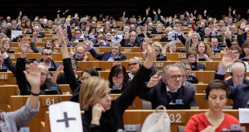 Un panel electrónico muestra el resultado de la votación del pleno del Parlamento Europeo sobre la crisis en Venezuela, durante una sesión celebrada este jueves en Bruselas, Bélgica. EFE