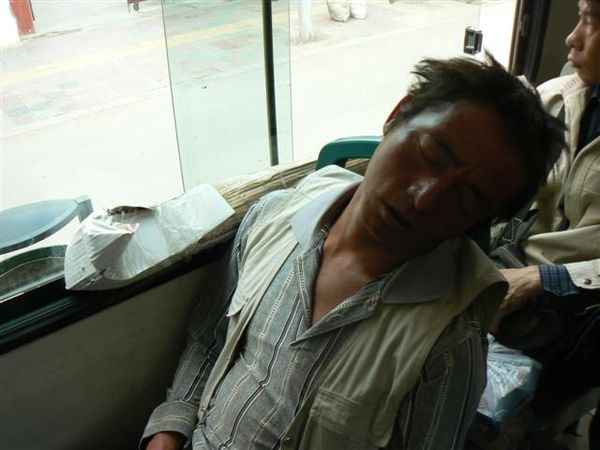 Sieste dans le bus, ça va. -  Nap in the bus, ok normal, we do it sometimes too. - 在公車瞌睡，這個比較經常，在歐洲也能看到