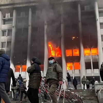 Kazakhstan : des bâtiments publics pris d’assaut par des manifestants qui "n'ont plus rien à perdre"